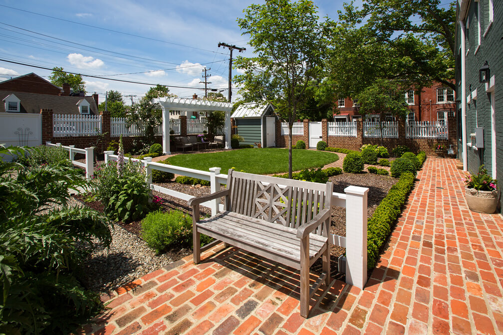 A Colonial Times Inspired Garden In Old Town Alexandria Harry